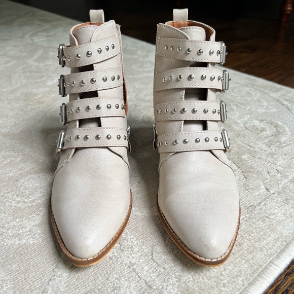 Light beige booties from Dress Up Boutique - Picture 2 of 2